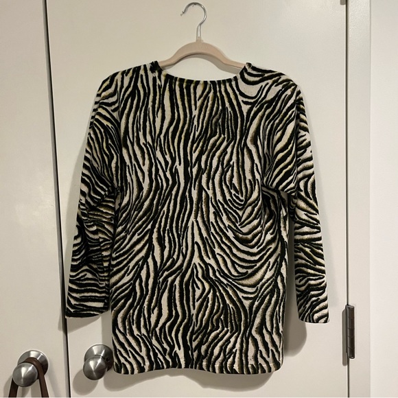 In Knit tiger print top - Picture 2 of 3
